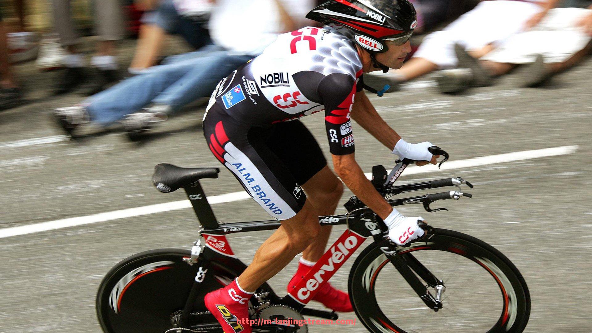 蓝鲸体育直播-世俱杯球队球衣对比分析：从设计、材质到球员评价的全面测评